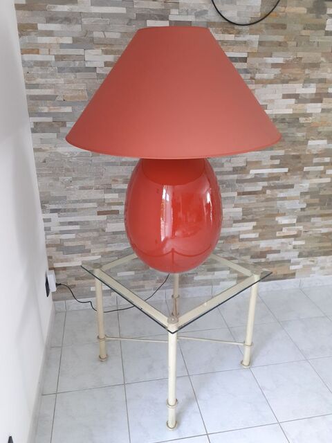Lampe de salon rouge et son guridon 
90   90 Saint-Clment-de-la-Place (49)