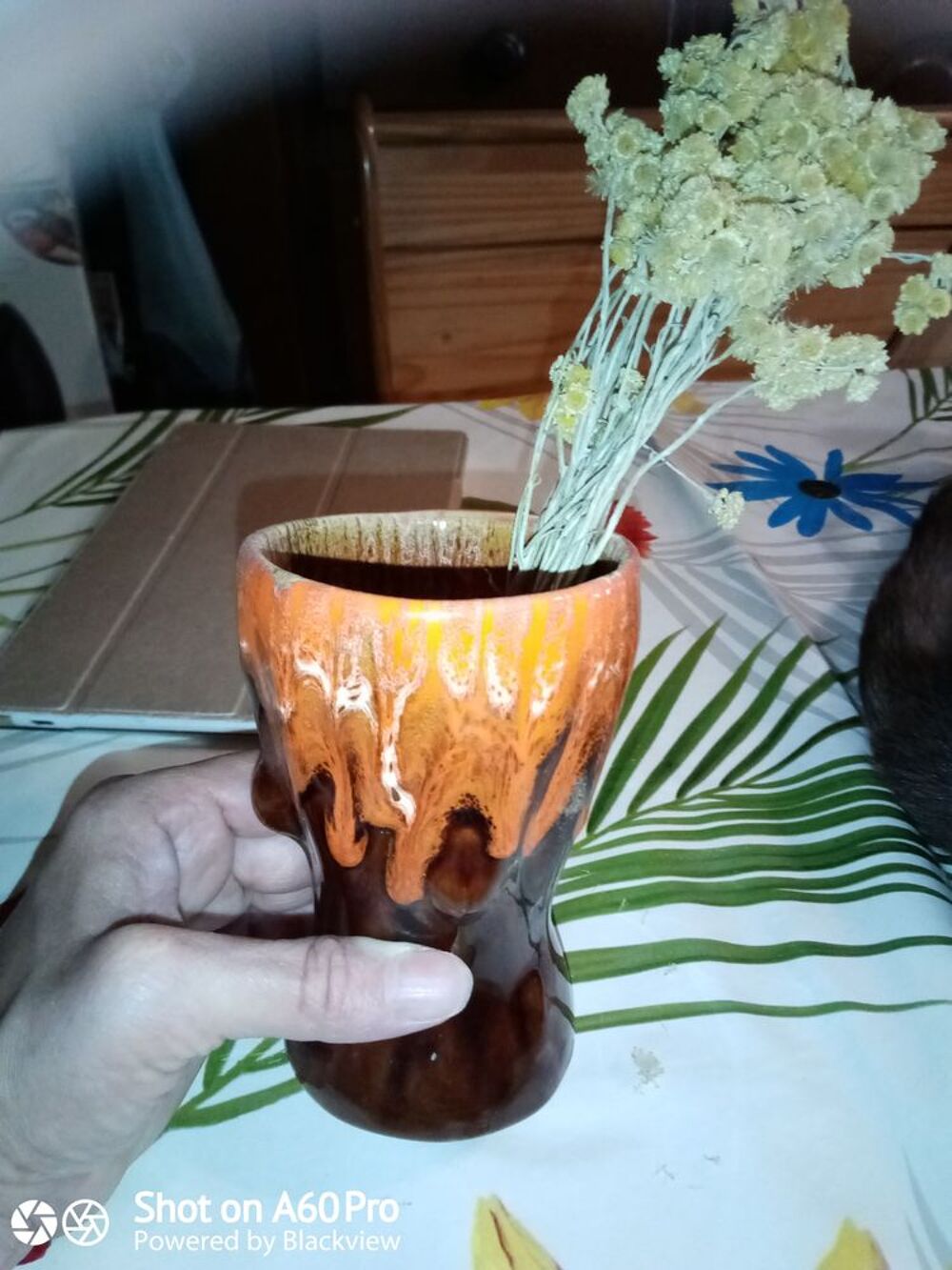 Vase vintage marron avec des coul&eacute;es oranges et blanches. Meubles