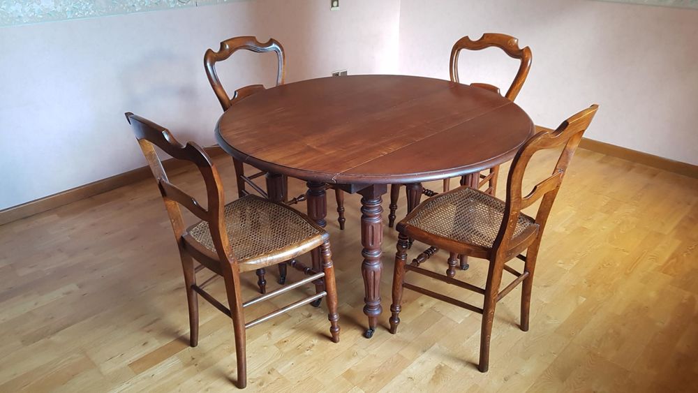 TABLE RONDE ET CHAISES ASSORTIES Meubles