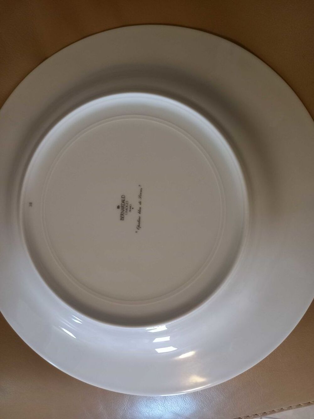 Assiettes de pr&eacute;sentation " Opaline bleu de S&egrave;vres " Décoration
