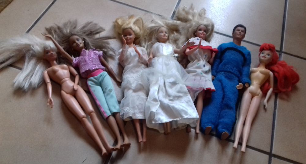LOT DE 7 Poup&eacute;es BARBIE Jeux / jouets