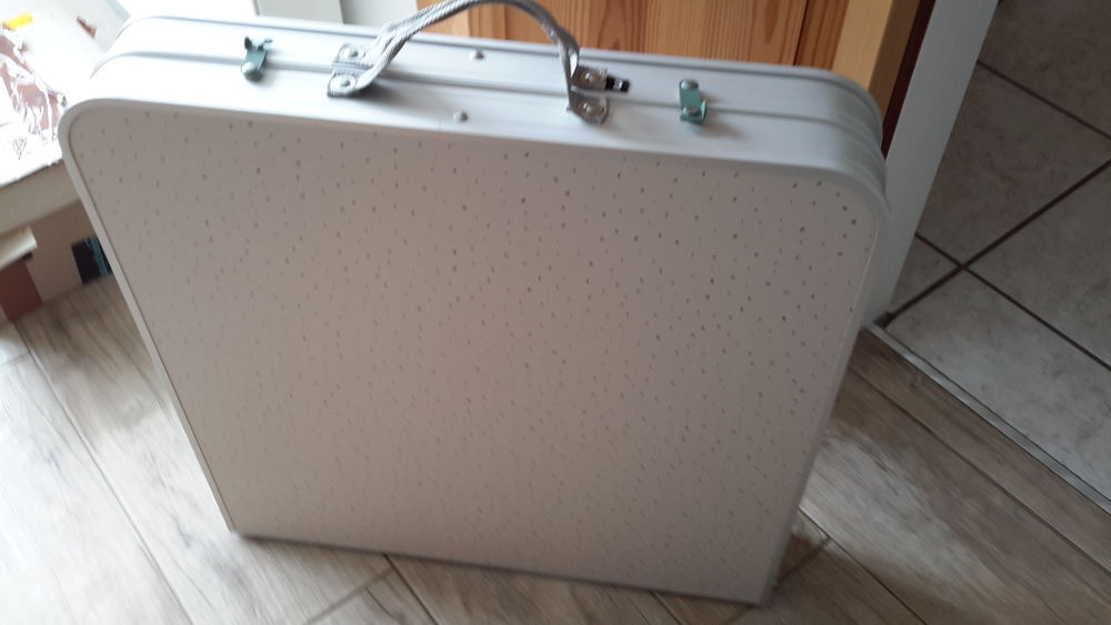 table valise avec quatre tabourets Meubles