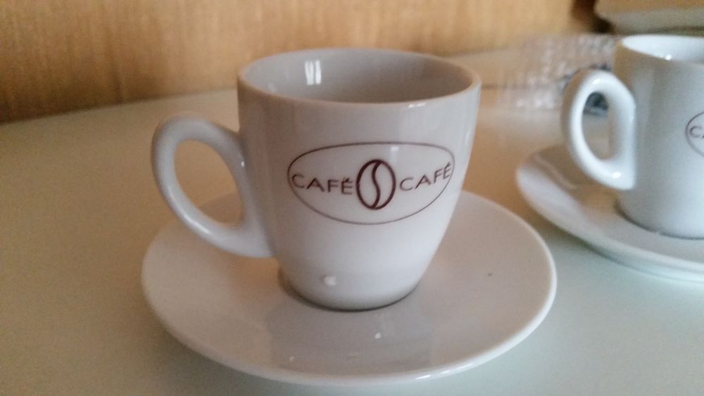 2 tasses &agrave; caf&eacute; avec soucoupes Cuisine