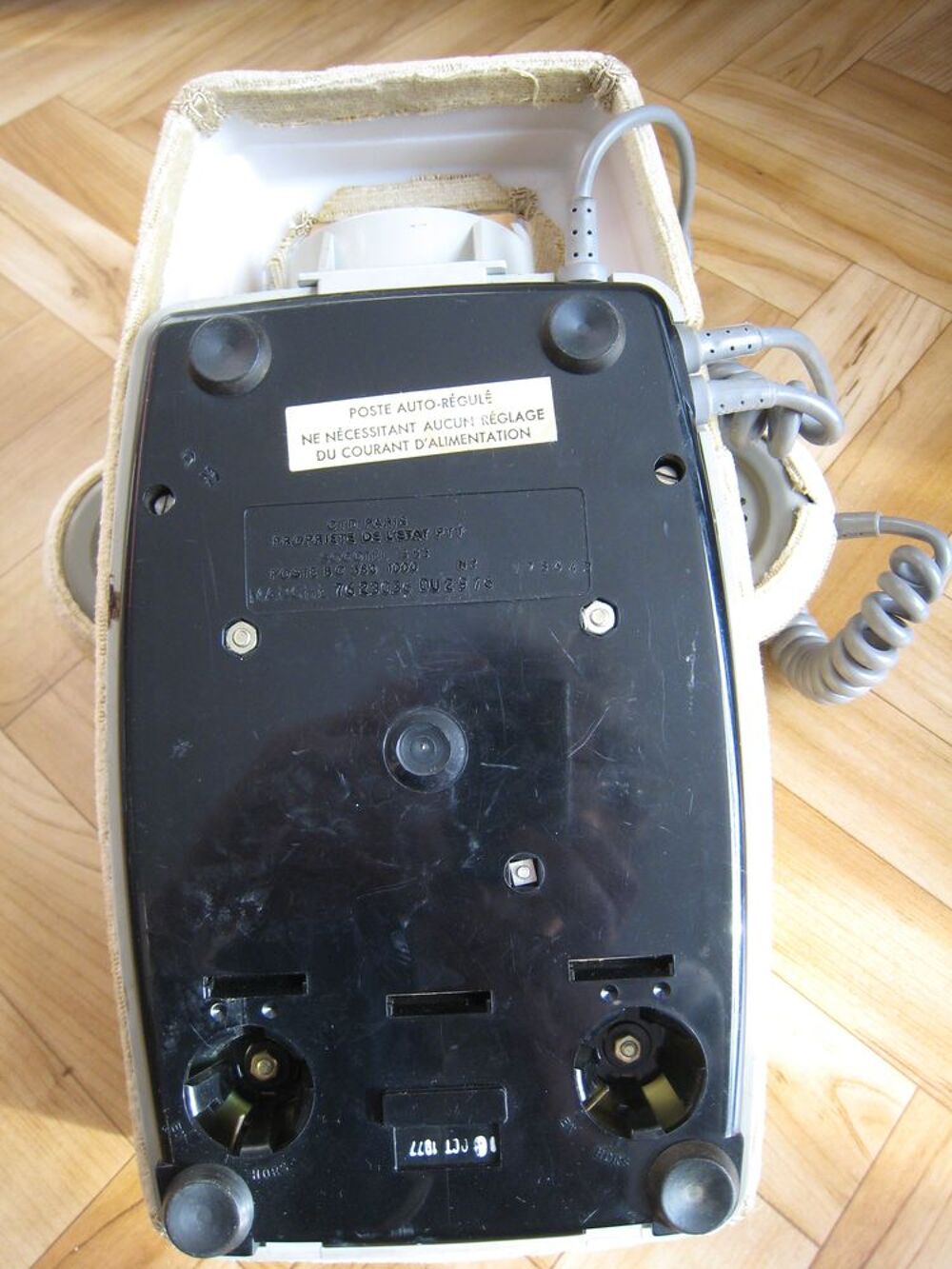 T&eacute;l&eacute;phone a cadran vintage de 1977 et sa protection- (NH78) 