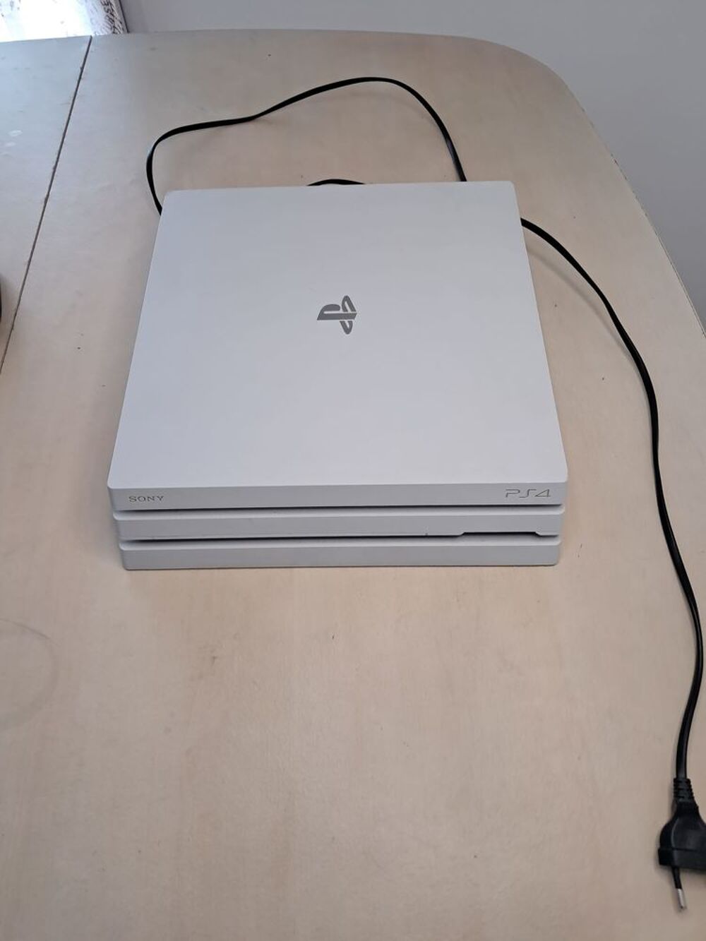 ? PS4 Pro 1 To Blanche ? 2 Manettes Sony ? Silencieuse Consoles et jeux vidéos