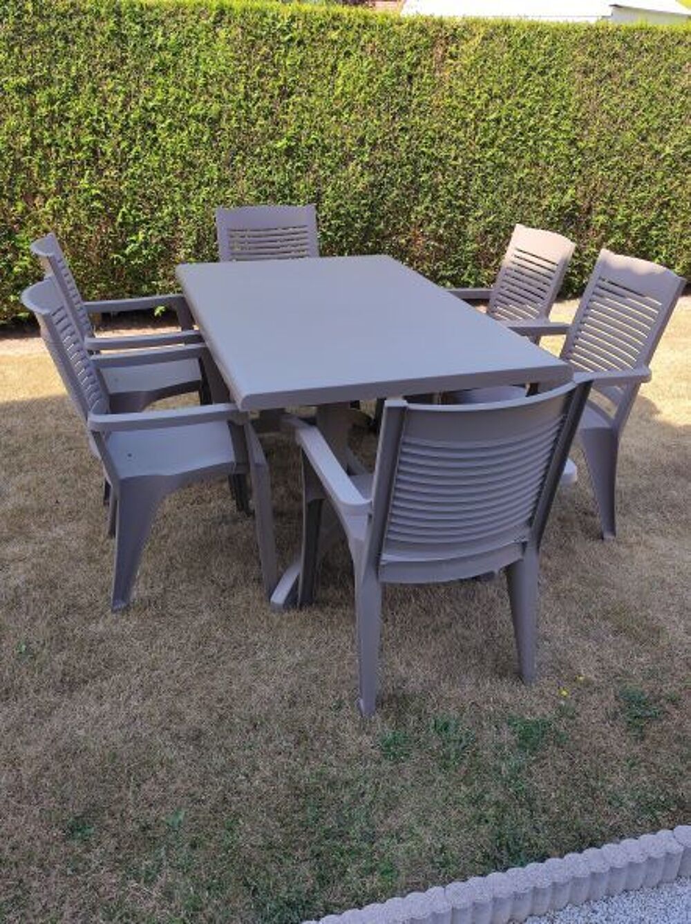 Table de jardins et ses 6 fauteuils
Meubles