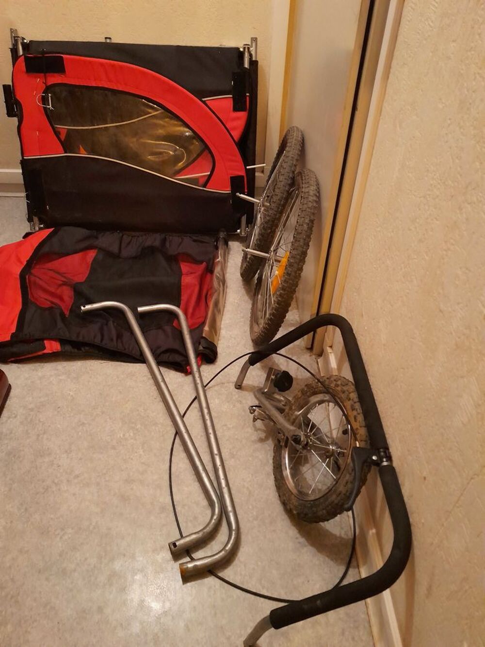 Remorque V&eacute;lo de deux places tr&egrave;s bonne &eacute;tat g&eacute;n&eacute;ral et compl&egrave;te Bricolage