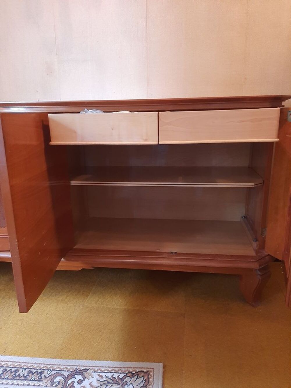 BUFFET EN MERISIER 4 PORTES ET 2 TIROIRS
Meubles