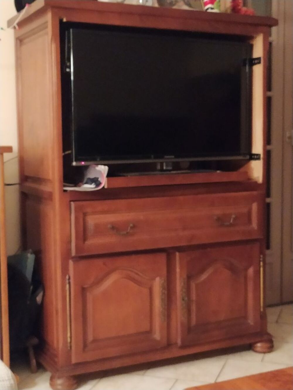 Meuble de t&eacute;l&eacute; haut en aulne Meubles