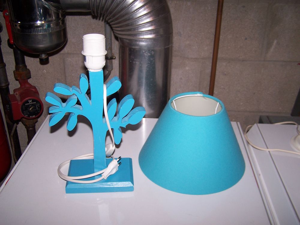 lampe de chevet en bois de couleur bleue Décoration