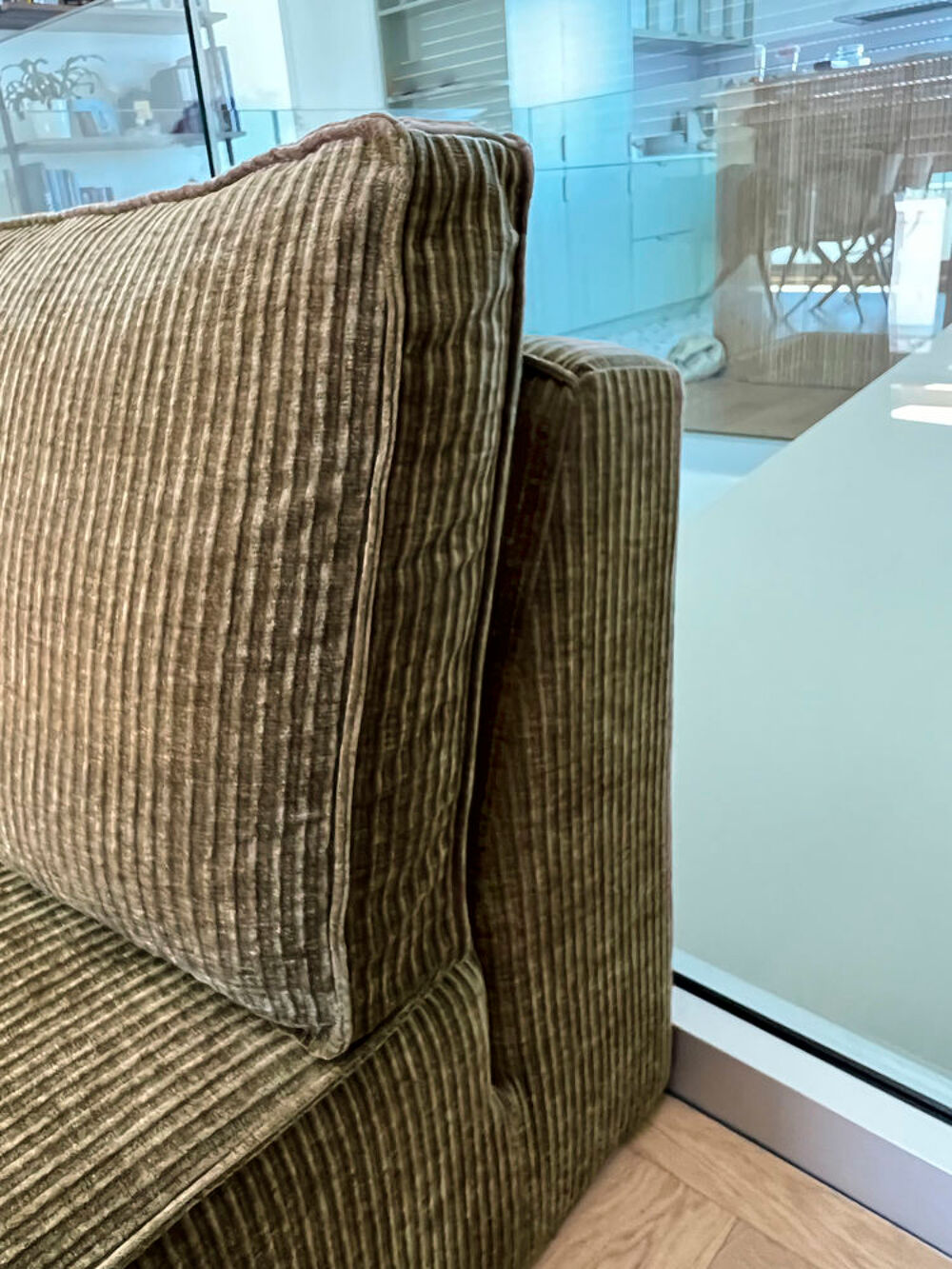 Belle chauffeuse / fauteuil en velours (d&eacute;co, style Bolia) Meubles