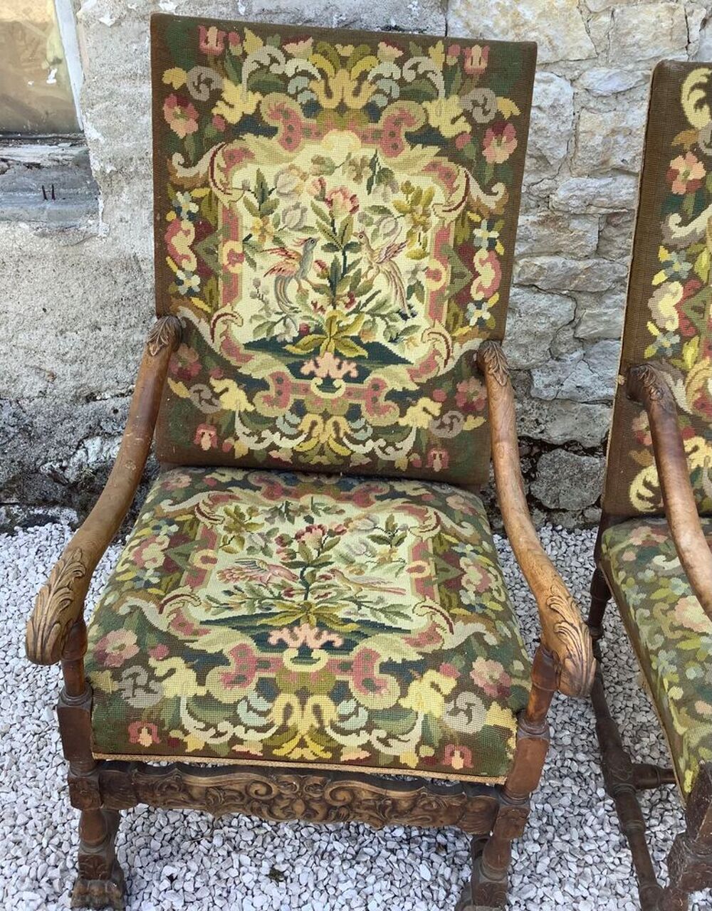 Une belle paire de fauteuils du style Louis XIII Meubles