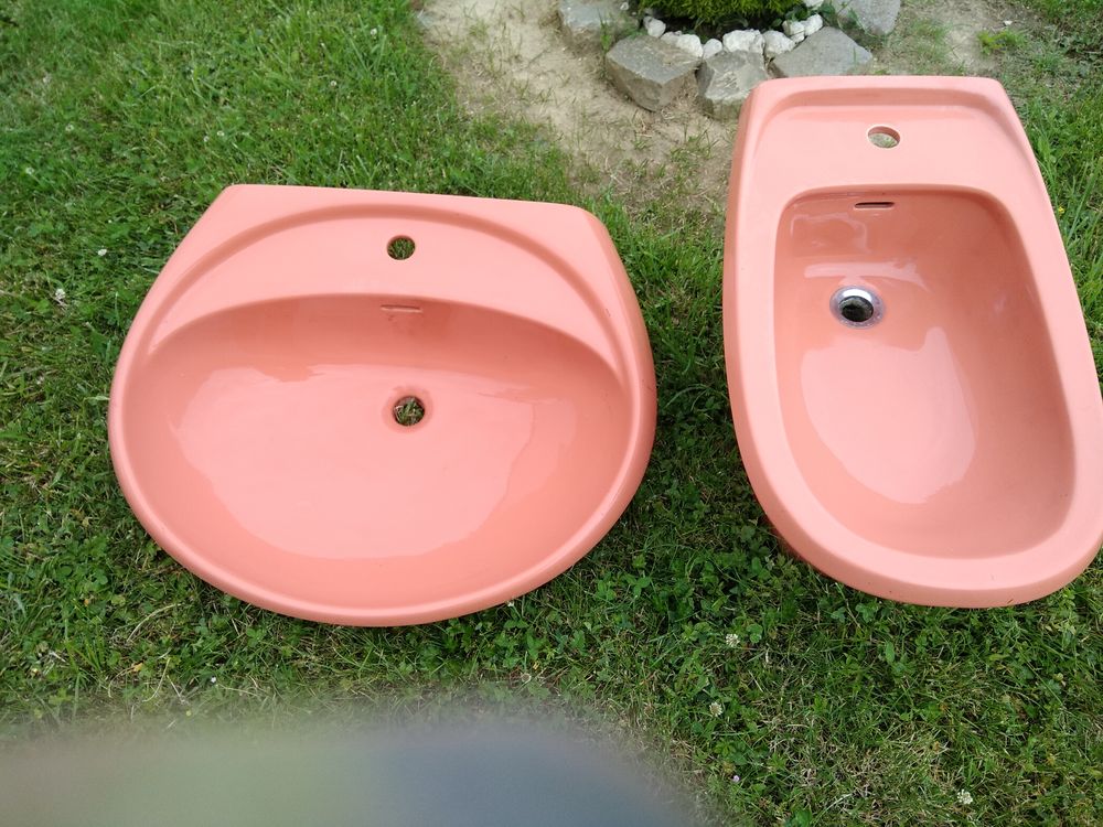 Un lavabo et un bidet couleur saumon Bricolage
