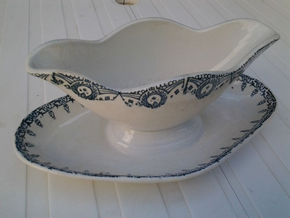 LOT D'UN PLAT ET UNE SAUCIERE EN FAIENCE Décoration