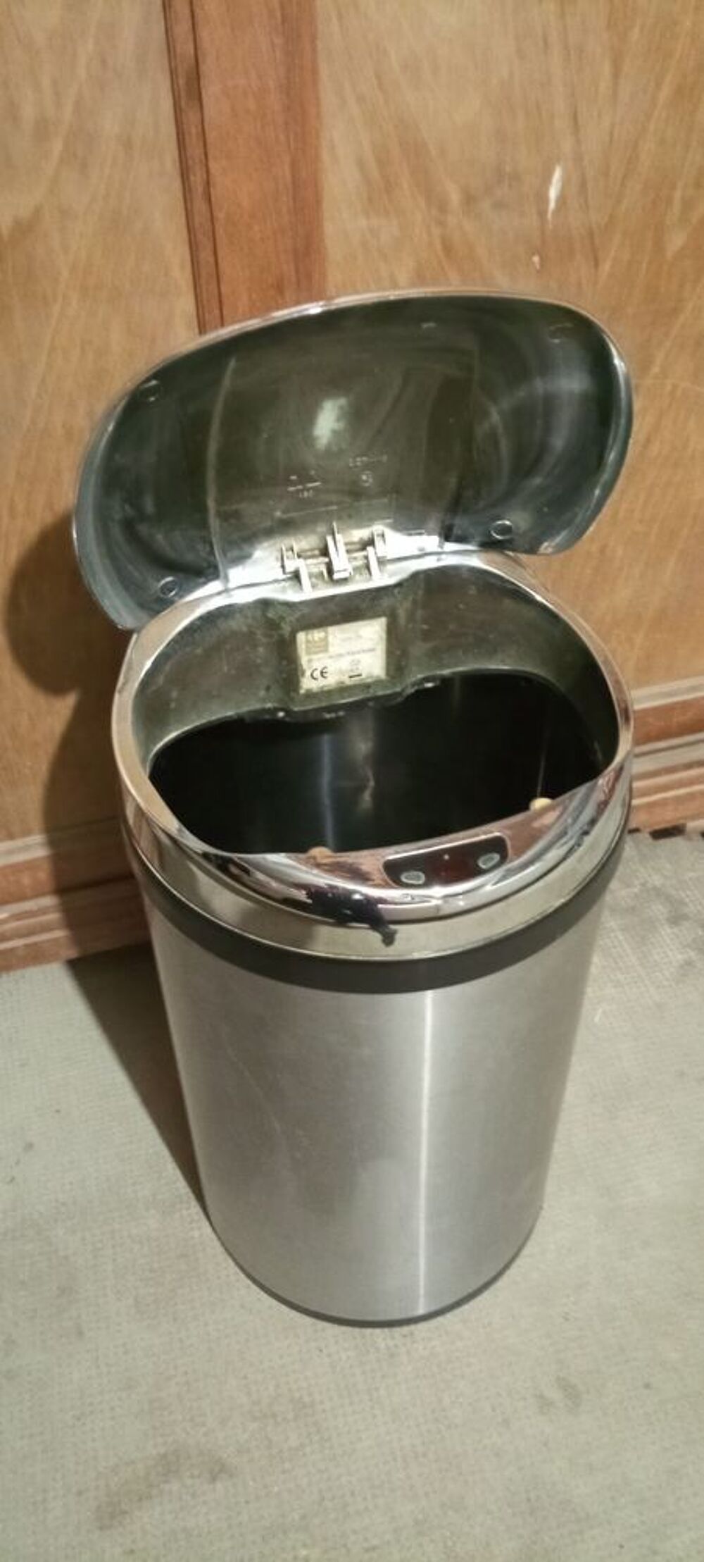 Poubelle 30 litres - ouverture &eacute;lectrique par cellule Electroménager