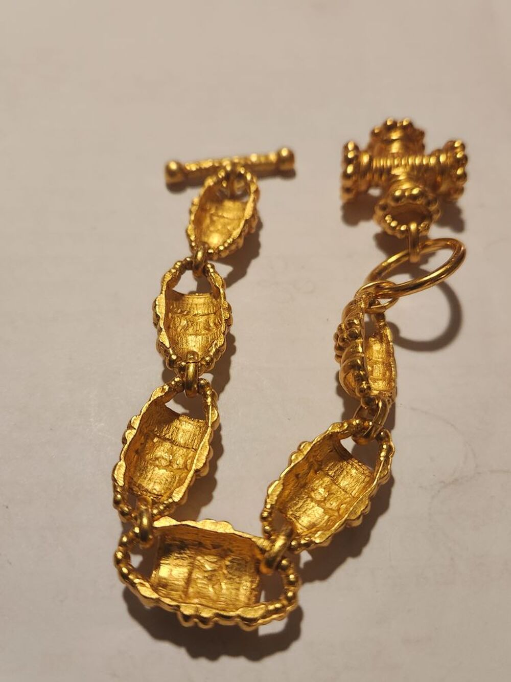 Bracelet souple emmaill&eacute; dor&eacute; motifs ANTIGONA Bijoux et montres