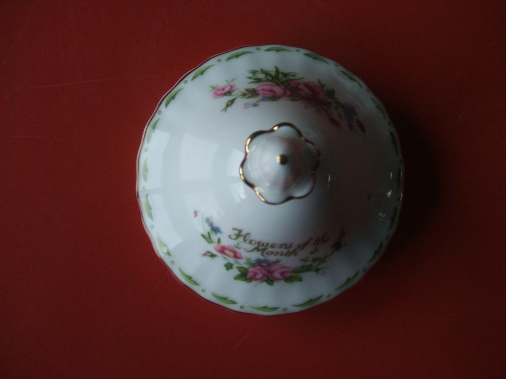 Th&eacute;i&egrave;re porcelaine Anglaise de Royal Albert fleur des mois 