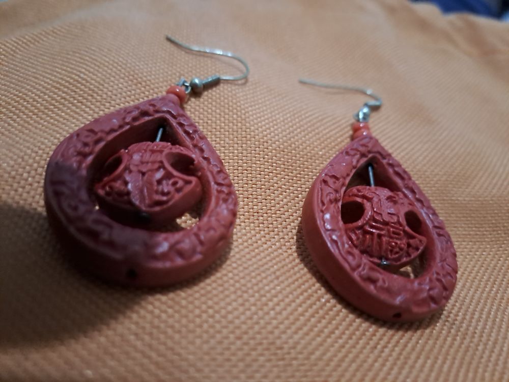 Des boucles d'oreilles Bijoux et montres