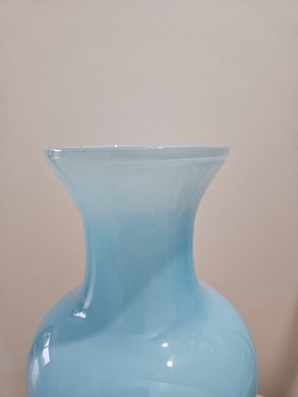 Vase en verre bleu &agrave; d&eacute;cor floral Décoration