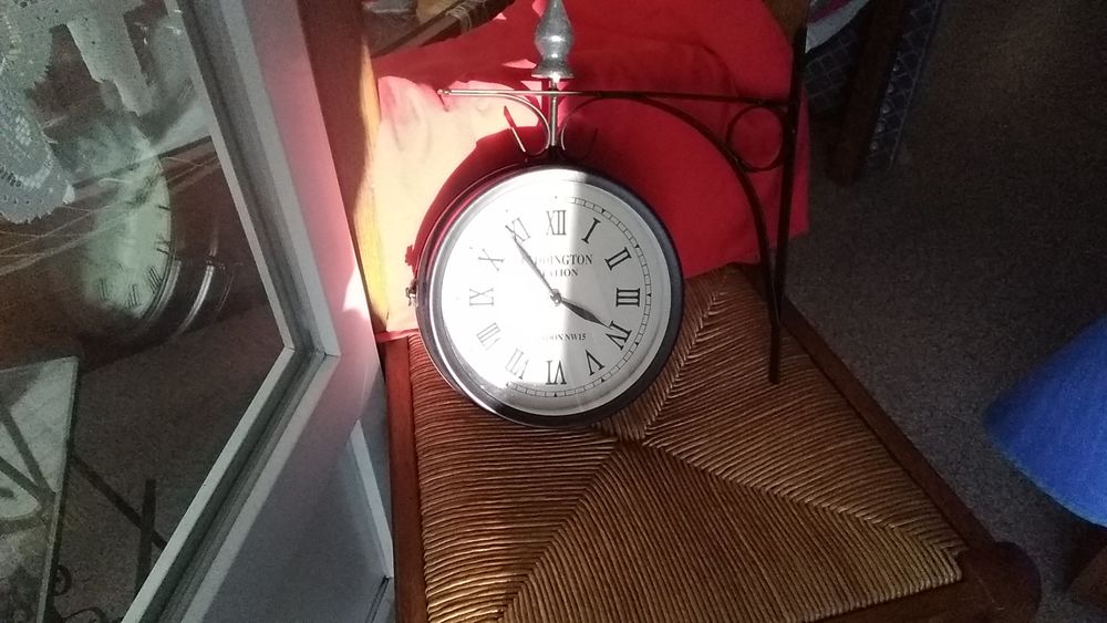 Une pendule de quai de gare en parfait &eacute;tat Dcoration