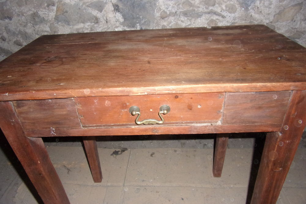 PETITE TABLE D'APPOINT Meubles