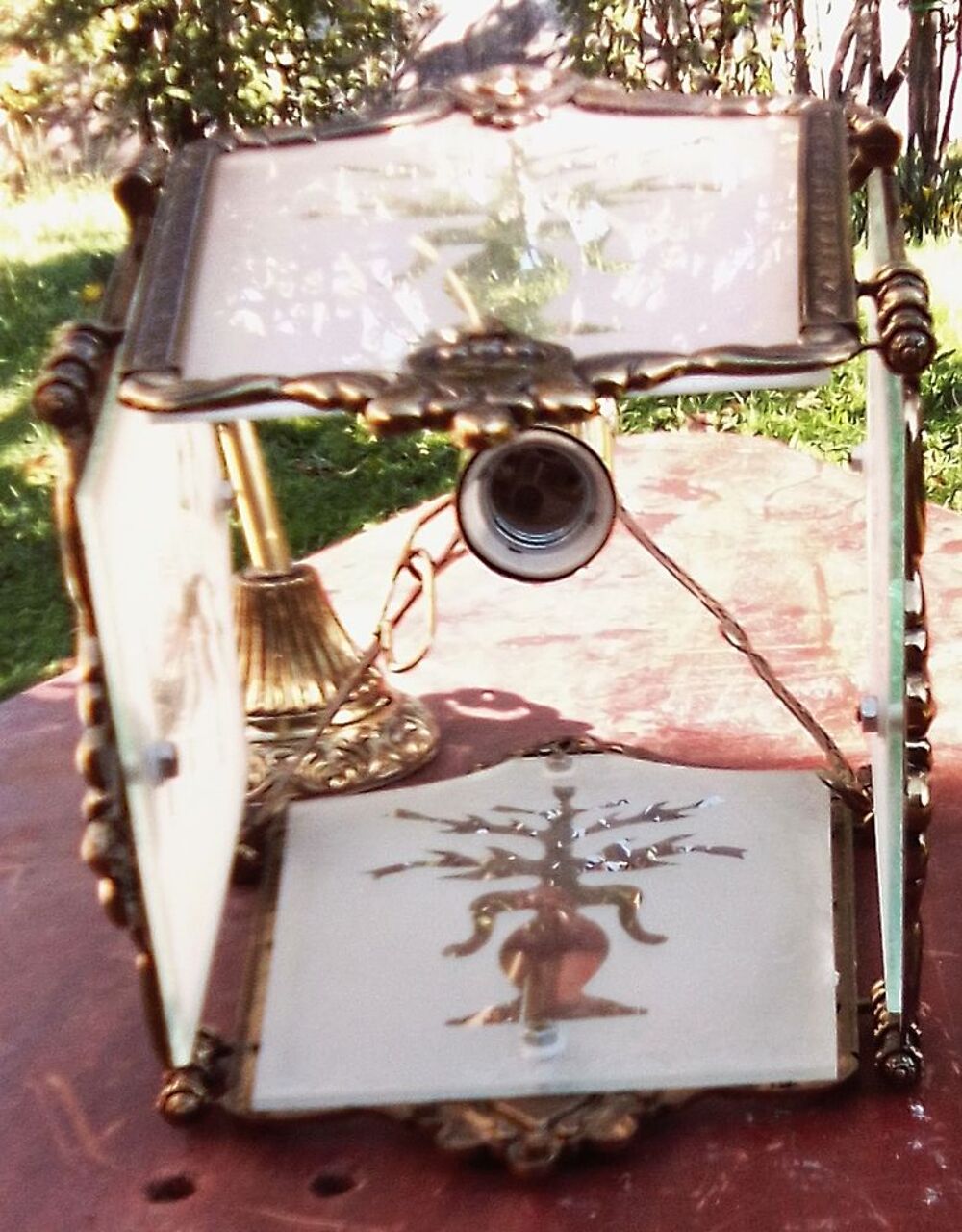 Lustre en bronze dor&eacute; avec verre Décoration