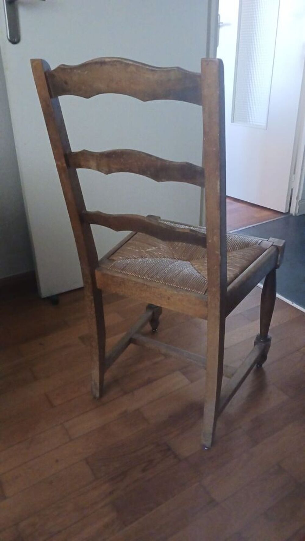 Lot de 3 chaises diff&eacute;rents styles Meubles