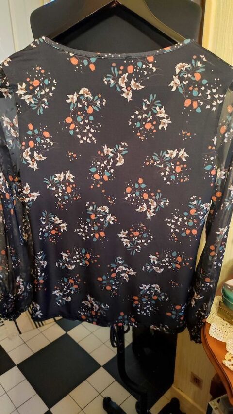 Joli haut fleuri manches voile avec quelques fibres m�tallis�es. taille 40 mesur�e 45 Verneuil-sur-Seine (78)