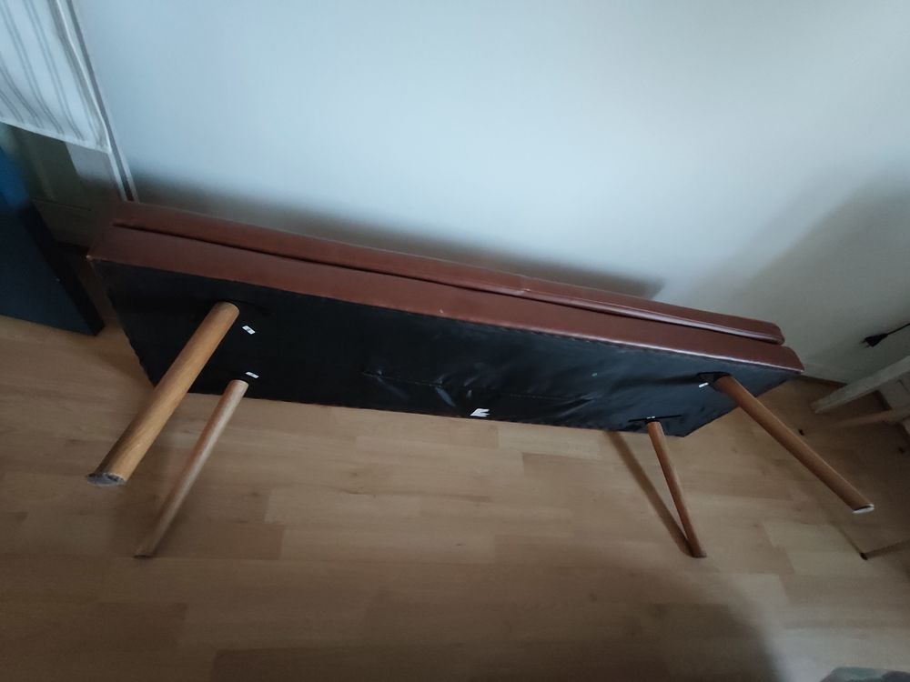 banc " Nicolas " en cuir marron de chez Home 24 Meubles