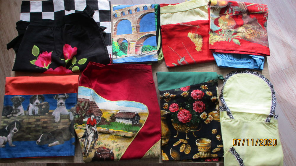 Lot de 10 tabliers cuisine ann&eacute;e 1970. Vêtements