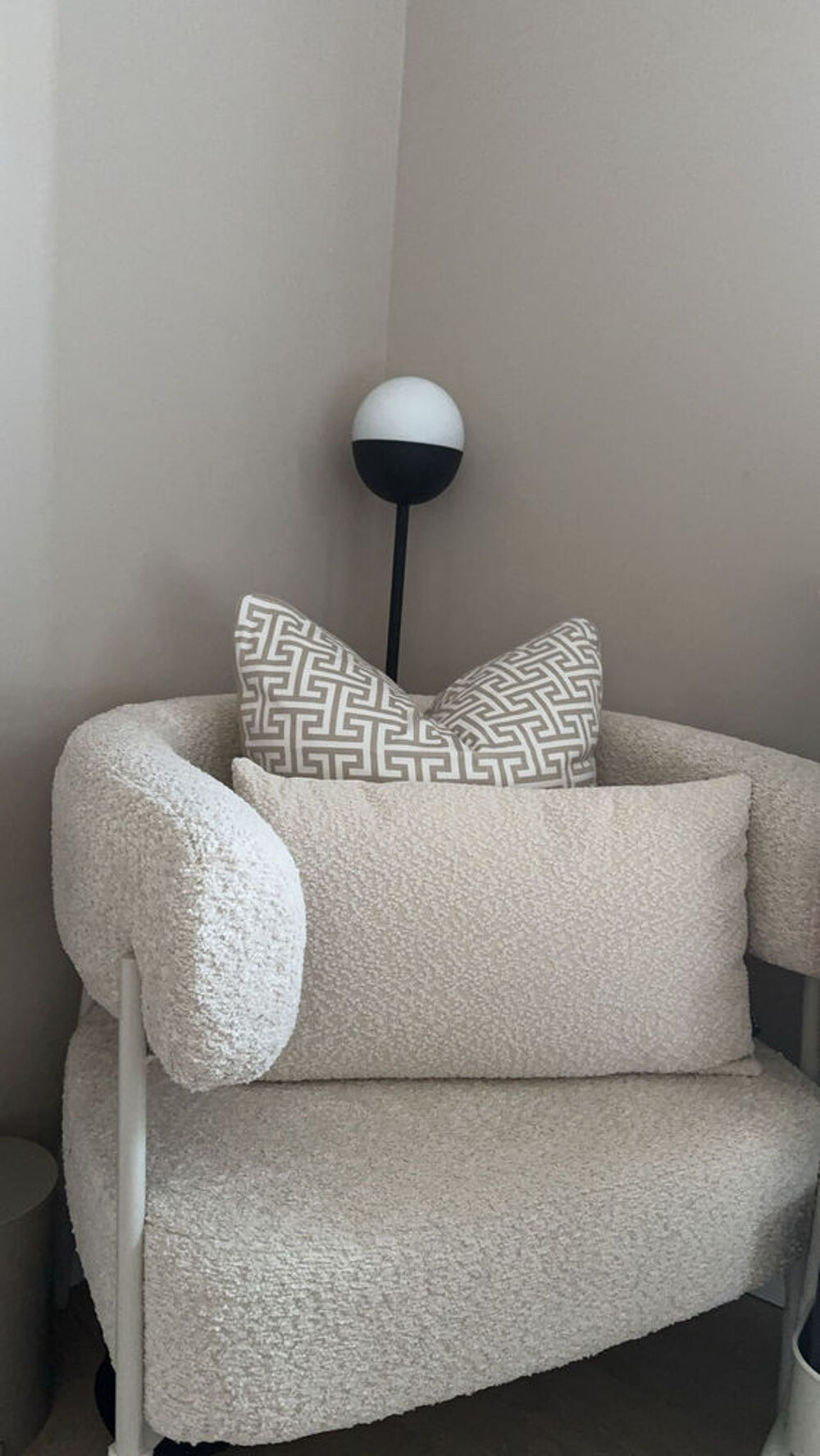 Fauteuil boucl&eacute; beige, comme neuve Meubles