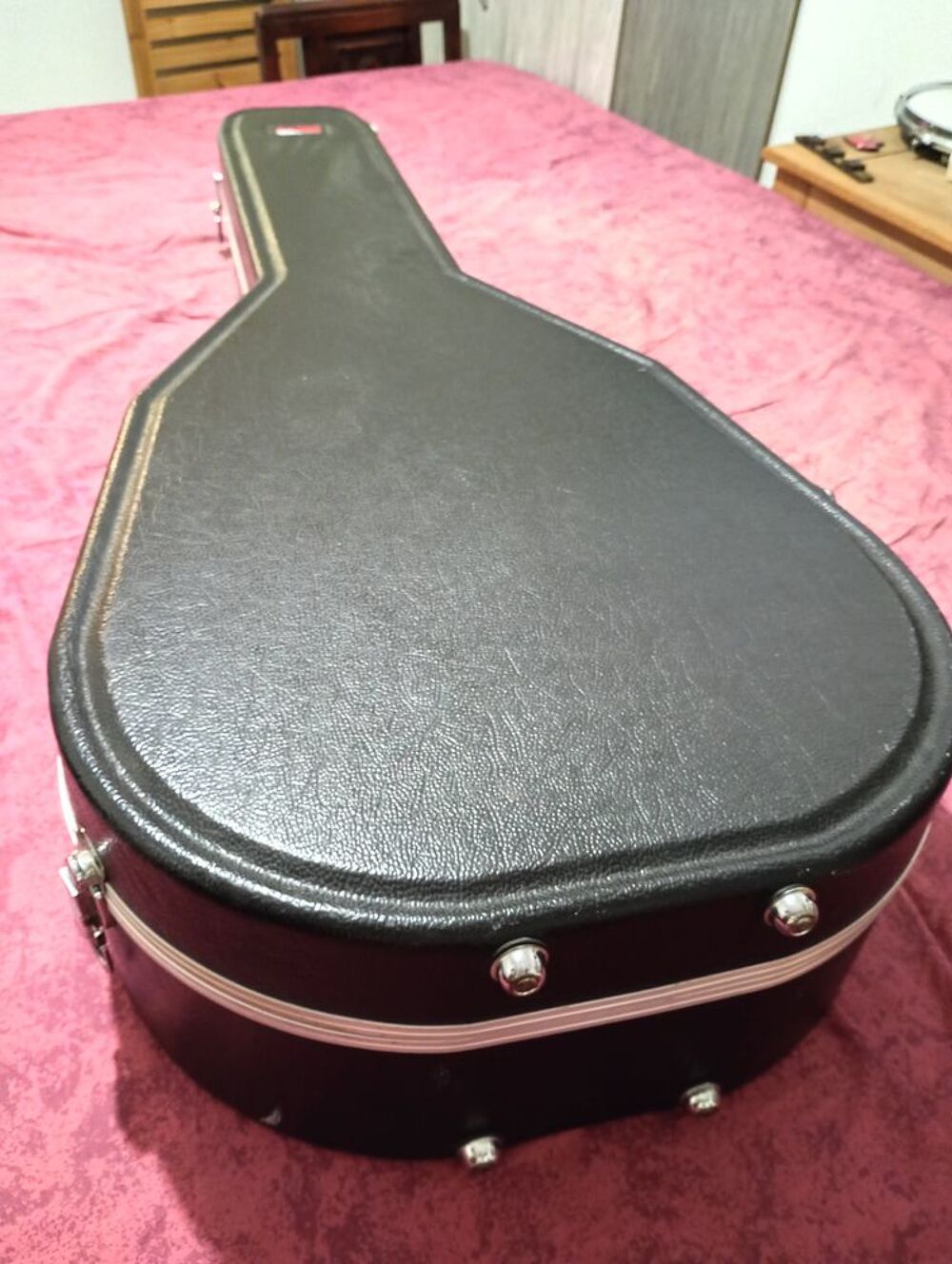 Guitare J 200 Tennessee (Jumbo) 
+ 
Etui moul&eacute; Deluxe Gator Instruments de musique