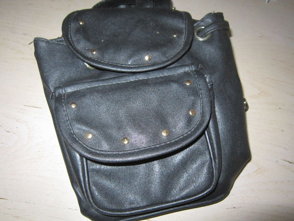Un mini sac &agrave; dos en cuir noir Maroquinerie