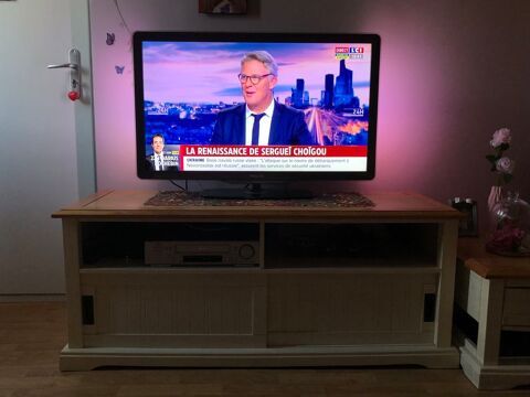 T�l�viseur et sa table Bergerac (24)