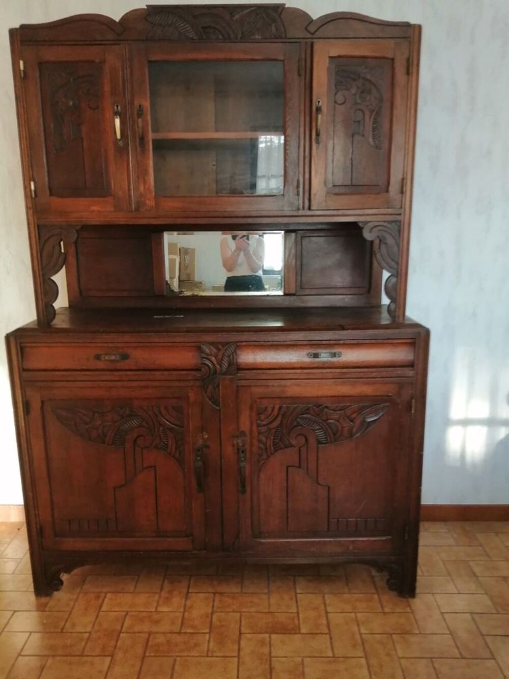 Joli buffet en ch&ecirc;ne sculpt&eacute; avec vitrine Meubles
