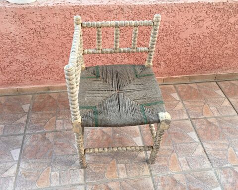 Chaise d'angle ancienne, en bois tourné et paille  30 Merville (31)