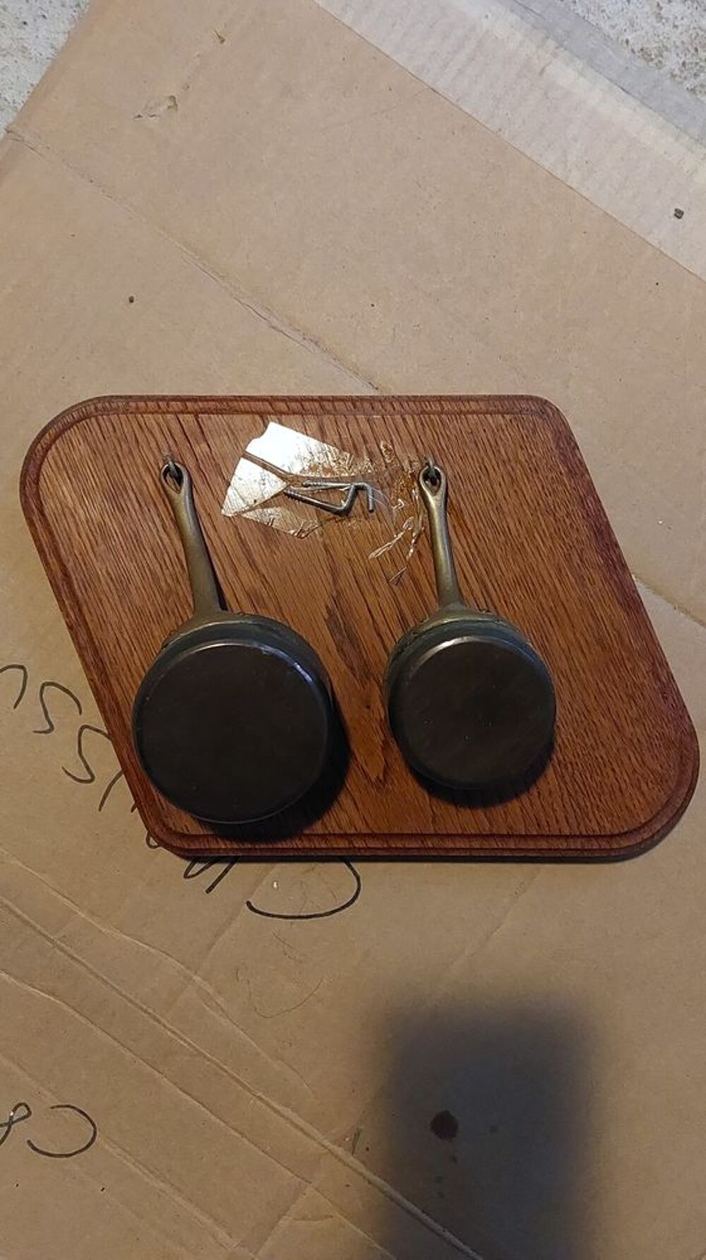 Deco support en bois et c est 2 casserole cuivre Décoration