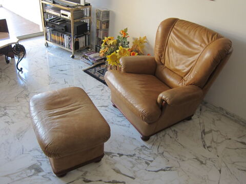 Fauteuil et repose pieds, cuir gold 150 Nice (06)