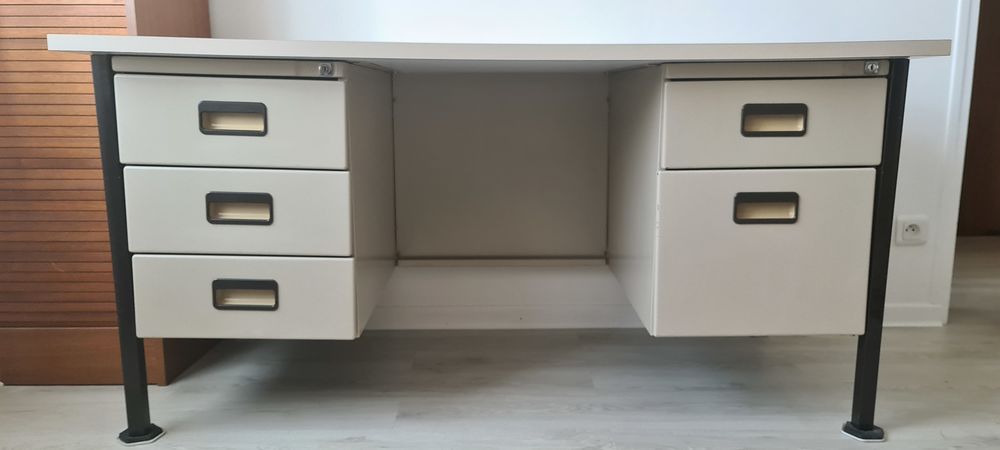 Bureau m&eacute;tal 5 tiroirs Tr&egrave;s bon &eacute;tat Meubles