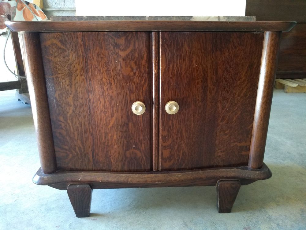 1 table de nuit en bois
Meubles
