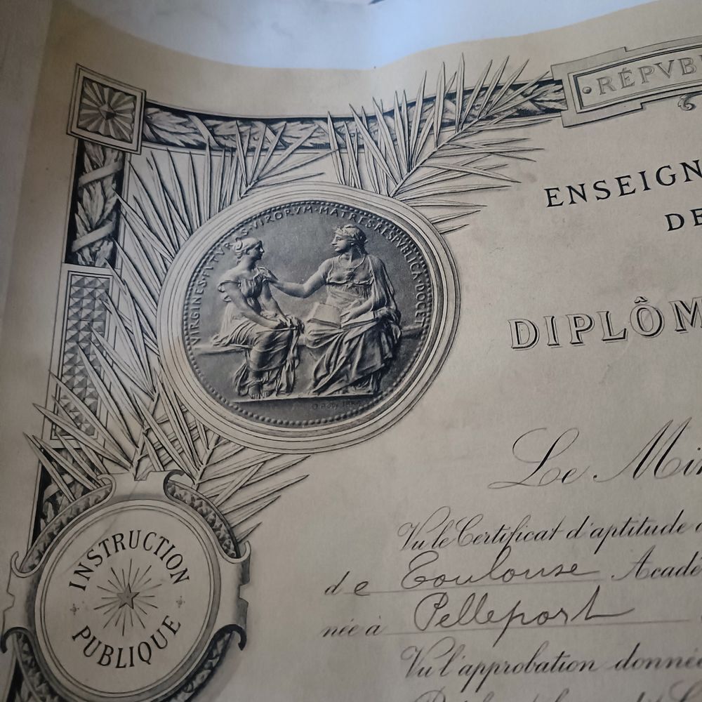 Ancien dipl&ocirc;me de fin d'&eacute;tude enseignement des jeunes filles Décoration