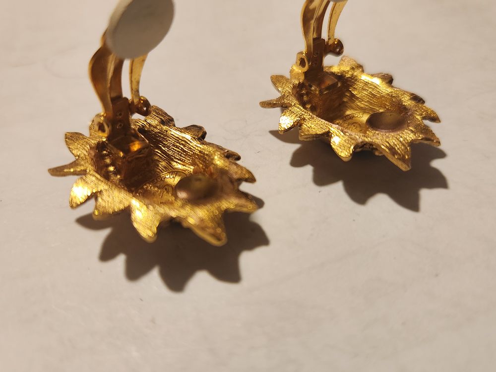 BO Boucles Oreilles dor&eacute;es ovale fleur &eacute;maill&eacute;e noir LACROIX Bijoux et montres