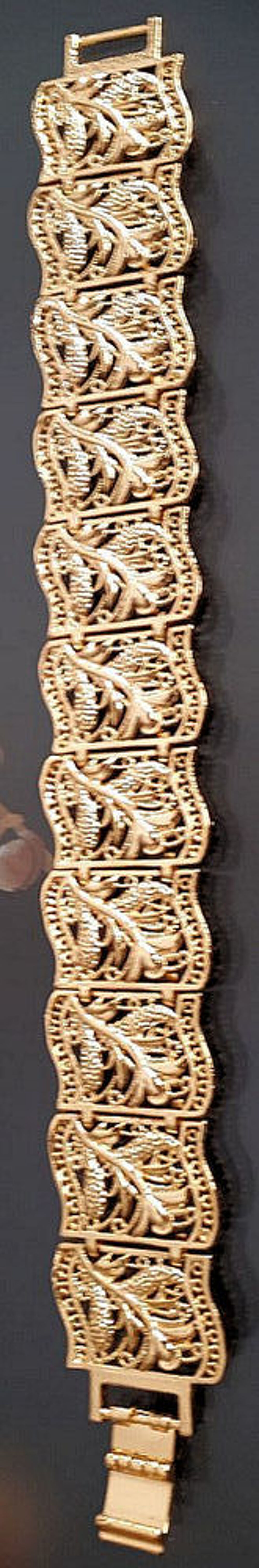 Un tr&egrave;s joli bracelet &agrave; motif floral ou arabisant ! Bijoux et montres
