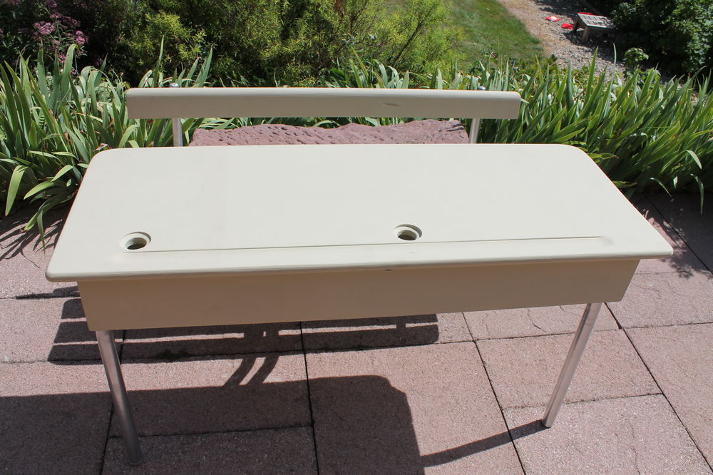 TABLE ECOLIER,ENTIEREMENT RELOOKEE. TBE. Mobilier enfants