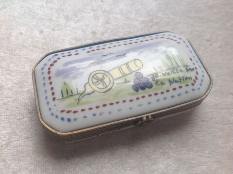 BOITE LIMOGES FRANCE PEINT MAIN  JE VEILLE SUR LA NATION  En 45 Trgunc (29)