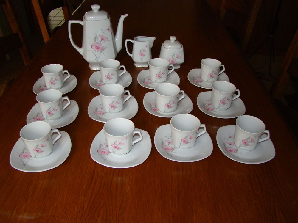Service &agrave; caf&eacute; 12 tasses porcelaine de Sologne vintage Neuf Cuisine