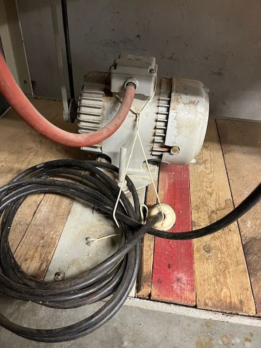 Scie circulaire mont&eacute;e sur &eacute;tablie Bricolage