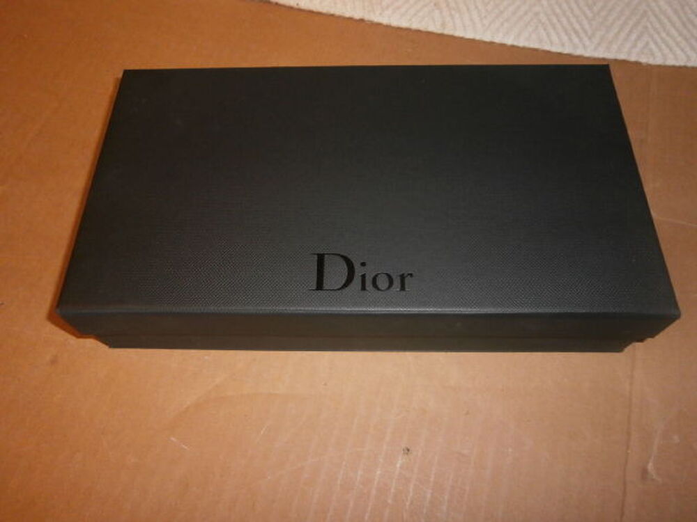 Boite noire DIOR avec fermeture &agrave; rabat aimant&eacute; Bijoux et montres