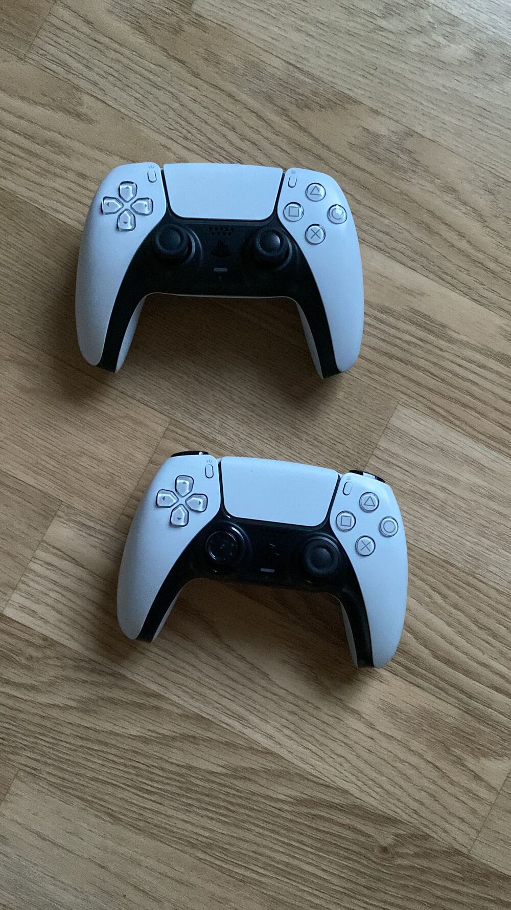 Ps5 standard avec deux manettes Consoles et jeux vidéos