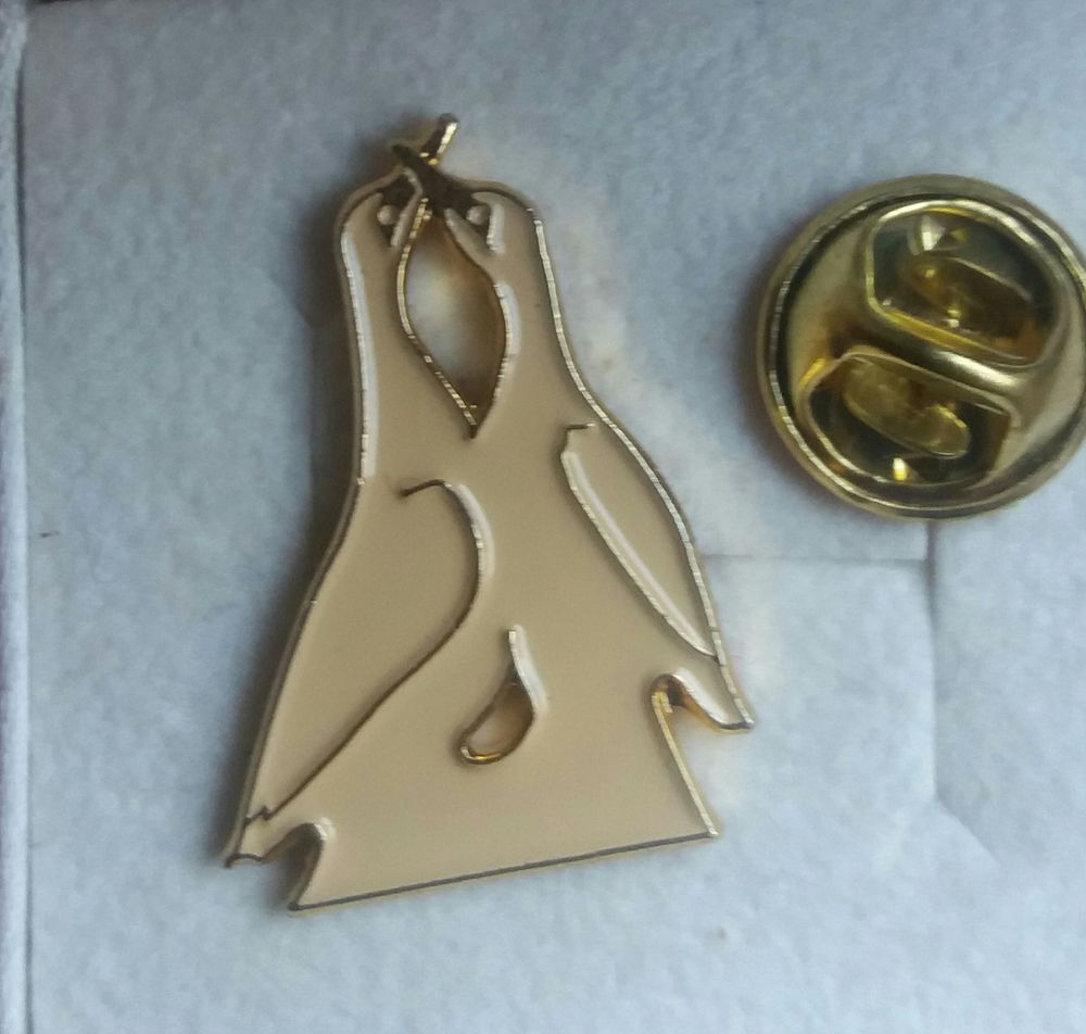 Mini broche &eacute;pinglette deux oies enlac&eacute;es &eacute;cru ancienne Bijoux et montres